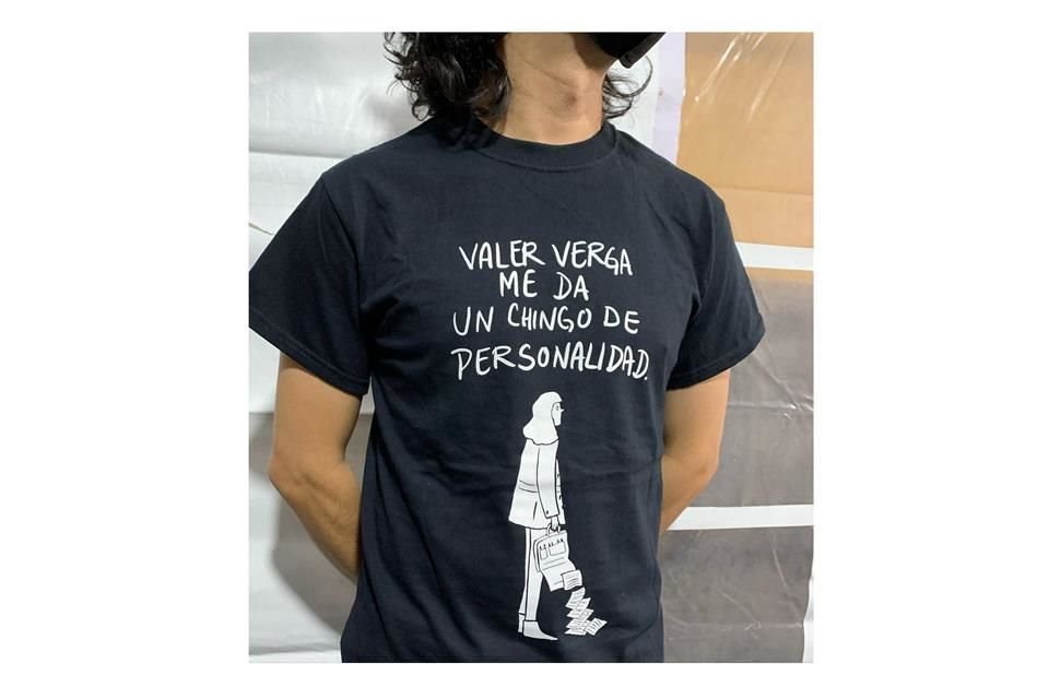 Los Románticos Pendejos tiene su propio taller de serigrafía para imprimir sus playeras.