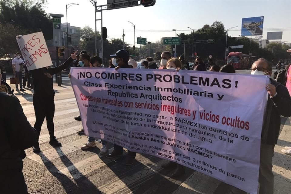 Tras manifestarse ayer por falta de agua, vecinos de la Narvarte lograron que funcionarios del Sacmex los atendieran.