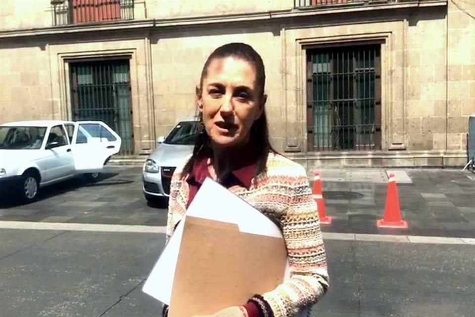 La Jefa de Gobierno Sheinbaum a su salida de la reunión en Palacio Nacional.
