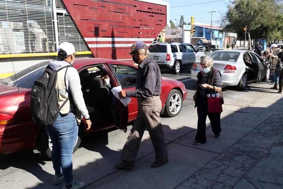 Adultos mayores que no tienen auto, ingresan de aventón al CUAAD.