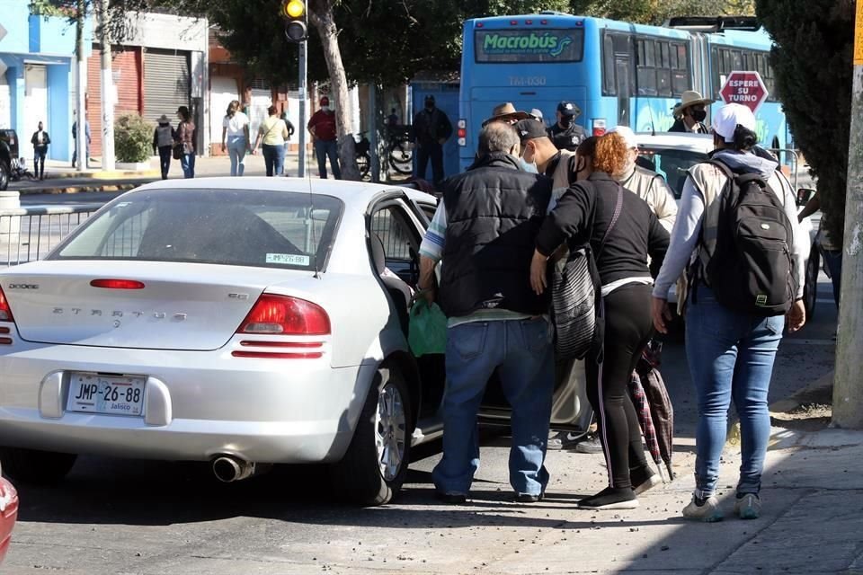 Los servidores de la nación ayudan en la distribución de personas sin auto.