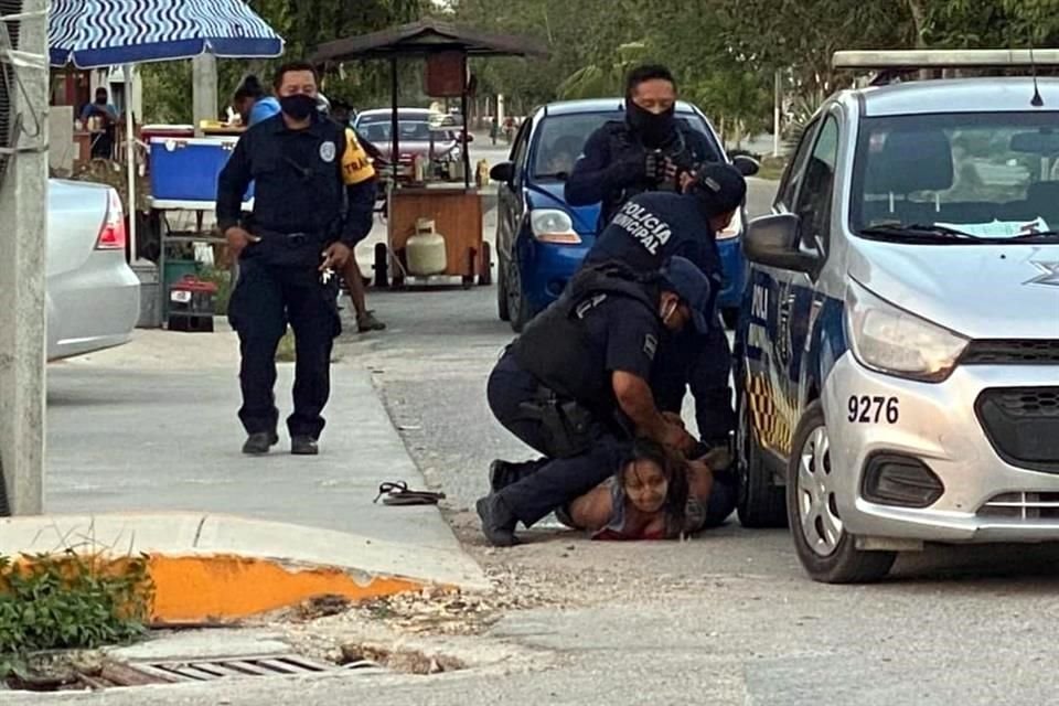 Tras varios minutos de sometimiento, la mujer quedó inconsciente.