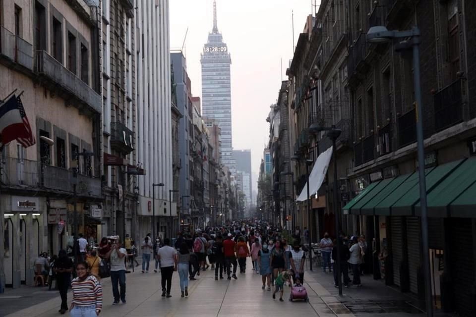 Pese a pandemia, mala calidad del aire y fuertes vientos, capitalinos han salido a recrearse o hacer compras este domingo.