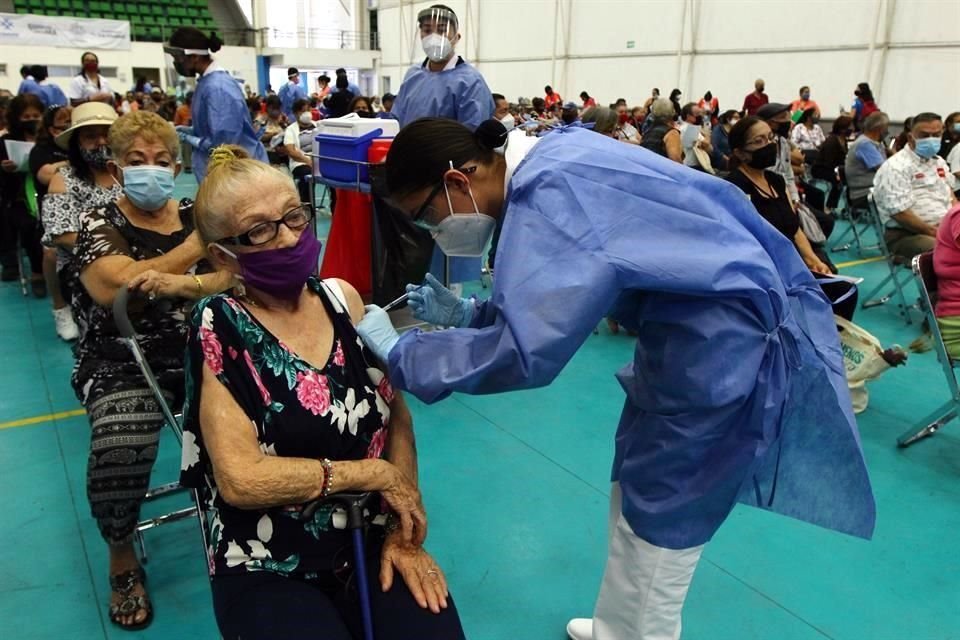 En Guadalajara este domingo se aplicaron 7 mil 936 dosis de la vacuna contra Covid-19 de la farmacéutica Pfizer-BioNTech.