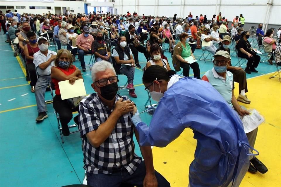 De las 104 mil 430 dosis de la vacuna contra el coronavirus que se asignaron para Guadalajara se han aplicado 50 mil 100.