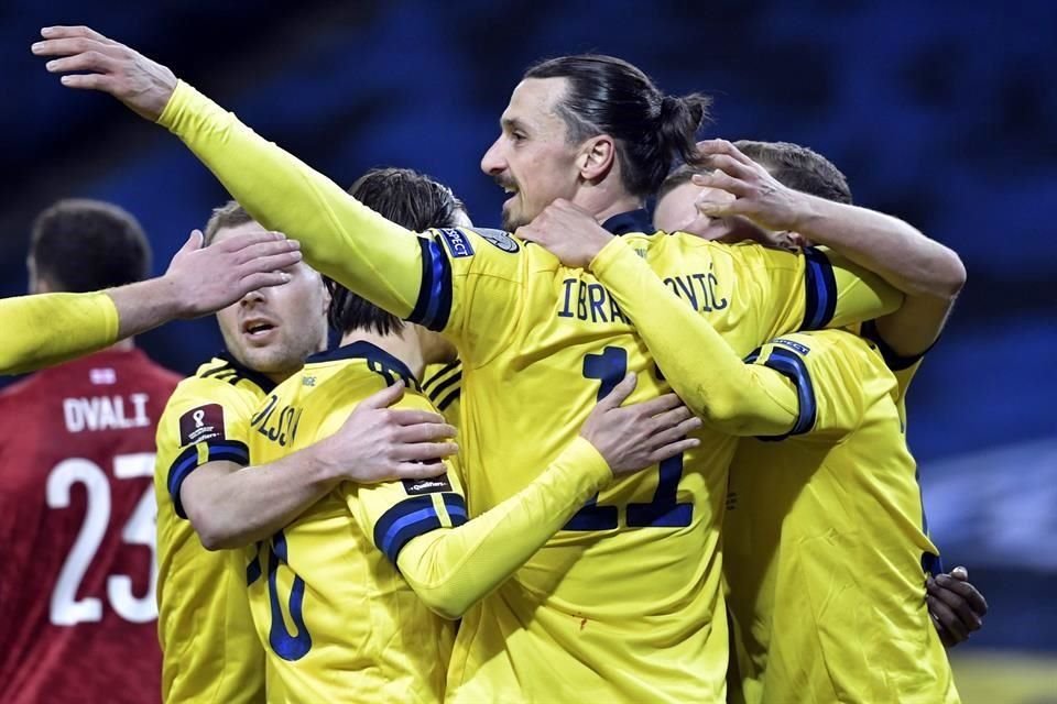 Zlatan Ibrahimovic adoptó un nuevo papel en la delantera de Suecia.