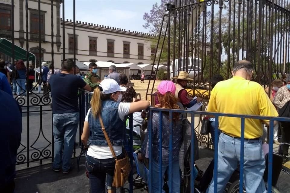 La fila fluye, pero aguardan en el Sol y sin sana distancia en el módulo de vacunación contra Covid-19 del Museo del Ejército.