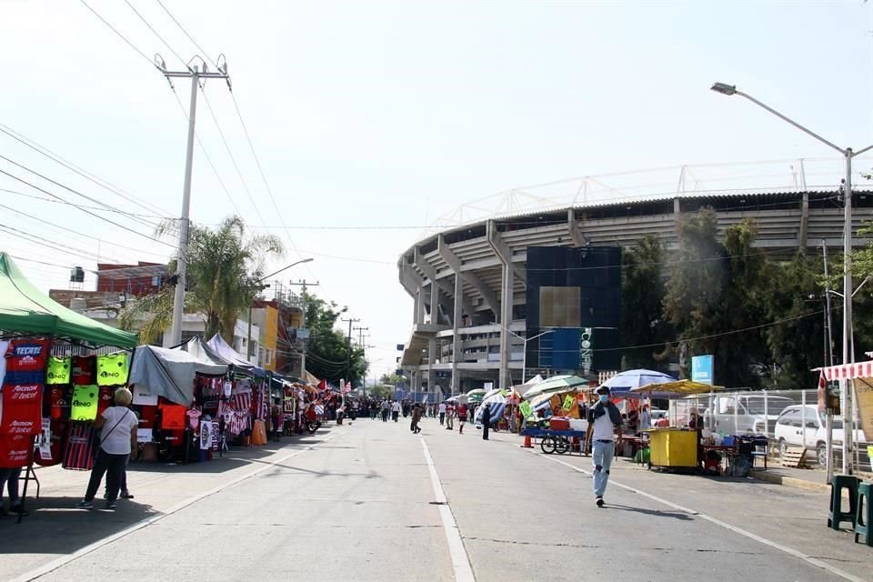 Afuera del Estadio Jalisco se percibe la calma por las medidas sanitarias por el Covid-19.