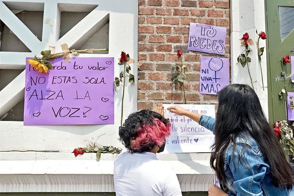 Alumnas de la Universidad Autónoma del Estado de México pusieron mensajes y flores en apoyo a la maestra de inglés que fue violentada por su pareja mientras daba una clase virtual.