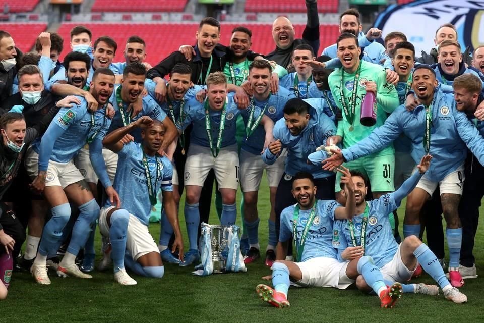 Manchester City ya levantó su primer titulo de la temporada.