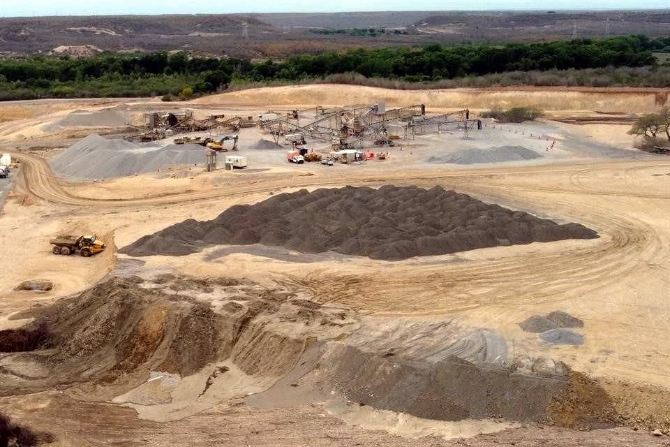 Tres pedreras tienen instalaciones en la zona donde se construye la cortina de la Presa Libertad desde hace un mes y apenas iniciaron los trámites del permiso.