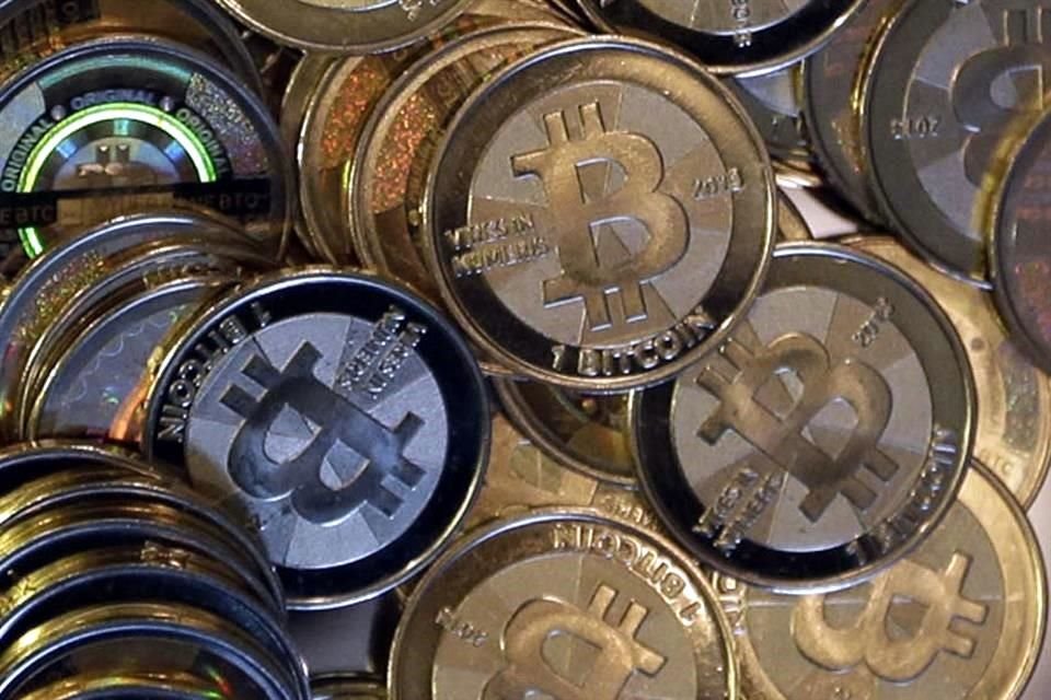 Bitcoin gana hasta 8 por ciento en la sesión.