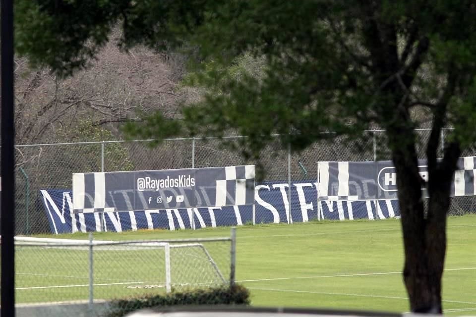 La afición albiazul mostró apoyo al equipo con esta manta en El Barrial.