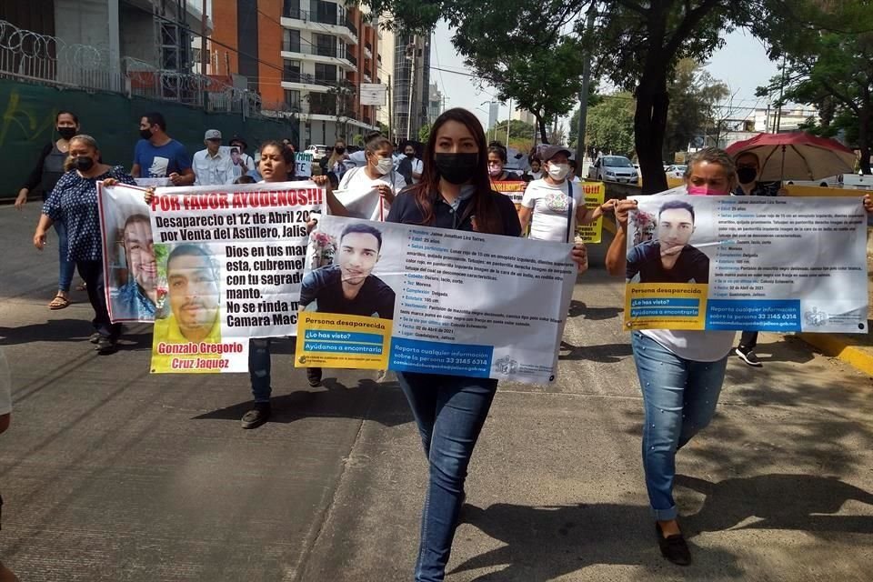 La caminata bloquea en su totalidad la circulación sobre López Mateos y va acompañada por personal de Policía Vial.
