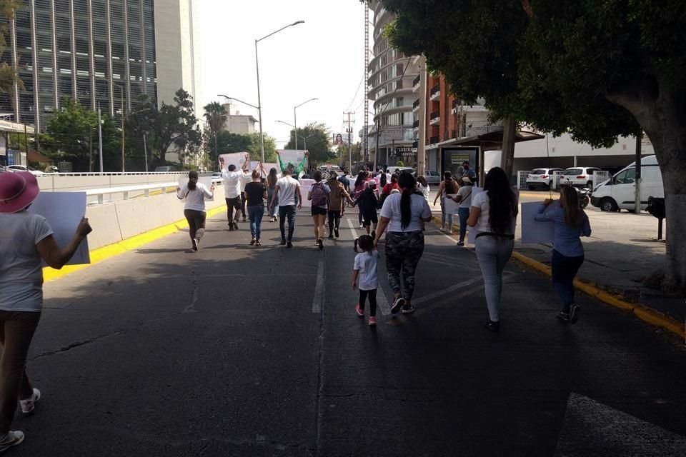 La caminata bloquea en su totalidad la circulación sobre López Mateos y va acompañada por personal de Policía Vial.