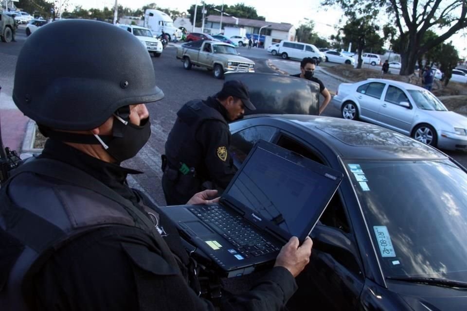 Con las revisiones a vehículos, la autoridad busca detectar armas ilegales.
