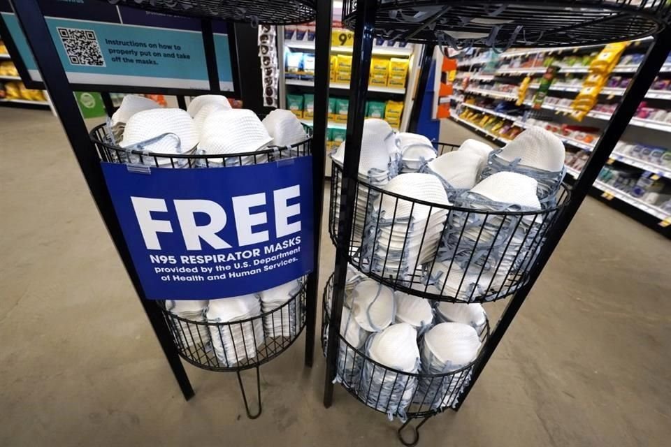 El Gobierno federal está repartiendo mascarillas gratuitas, pero las empresas en EU están empezando a dejar de usarlos.