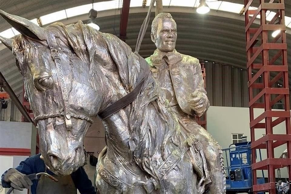 La escultura fue supervisada por Vicente Fernández hasta antes de su trágico accidente.