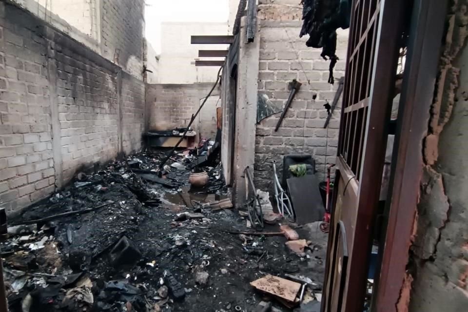 El fuego se propagó en la finca de dos cuartos y un baño, cuyas medidas eran de aproximadamente 6 metros por 18.
