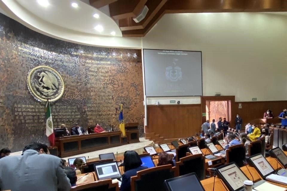 Rescisión de contratos para que supernumerarios no generen derecho para un nombramiento definitivo, sería la apuesta de la bancada de MC.
