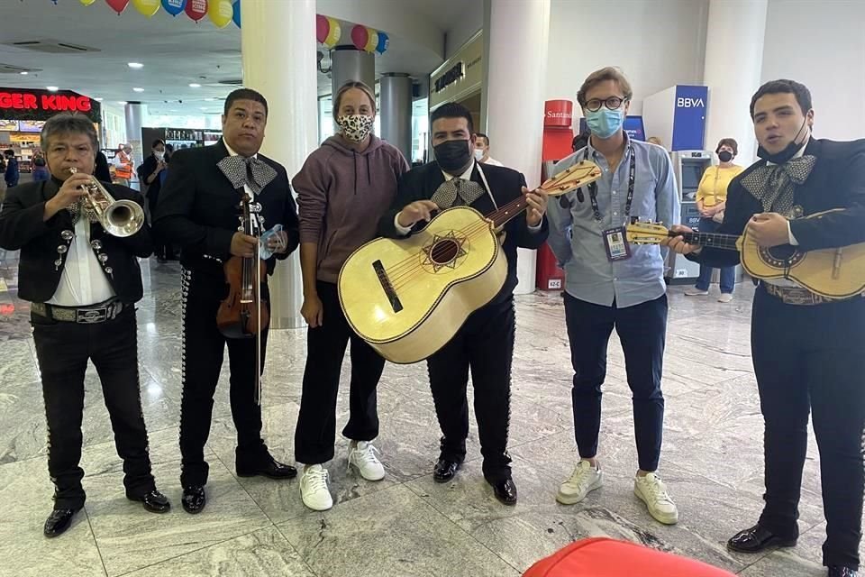 Madison Key, quien festeja hoy su cumpleaños, fue recibida a ritmo de mariachi.