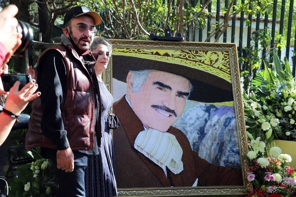 La escultura de Vicente Fernández hecha por Sergio Garval ya está en el Rancho Los Tres Potrillos.