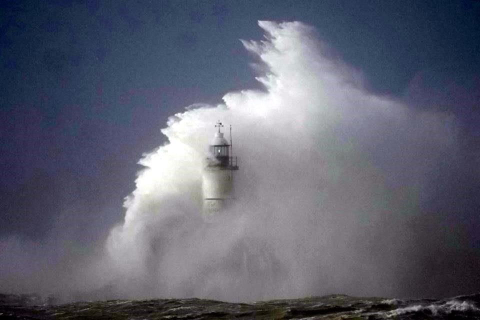 La tormenta Eunice golpeó Newhaven, en la costa sur de Inglaterra este viernes.
