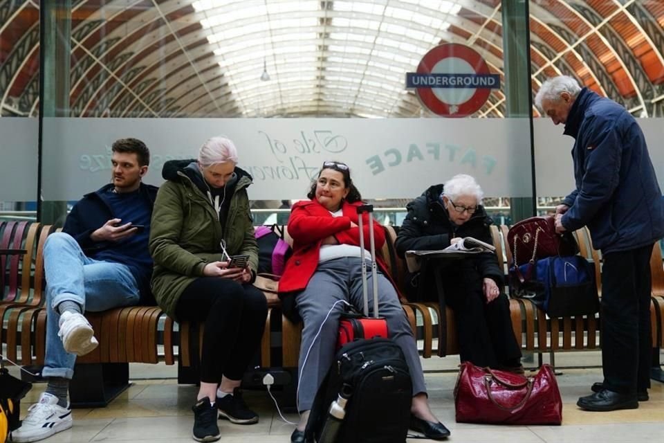 Los servicios de trenes fueron cancelados.