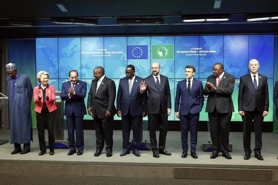 La presidenta de la Comisión Europea, Ursula von der Leyen, y otros diplomáticos.