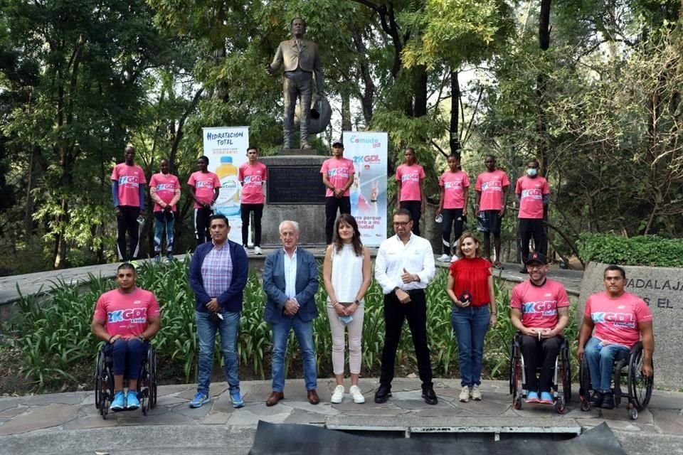 Los atletas élite fueron presentados en el monumento del compositor tapatío Pepe Guízar en el Bosque Colomos.