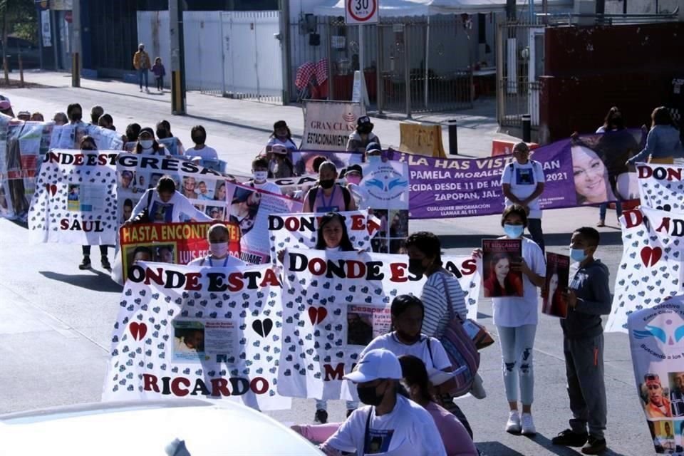 Las personas llevaban lonas con las fotos y datos de sus desaparecidos.