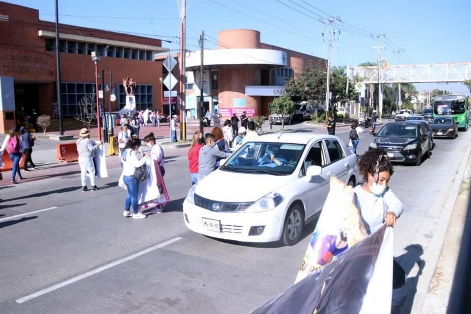 Las personas les entregaban fichas de búsqueda y obsequios, como bebidas y paletas, a los conductores.