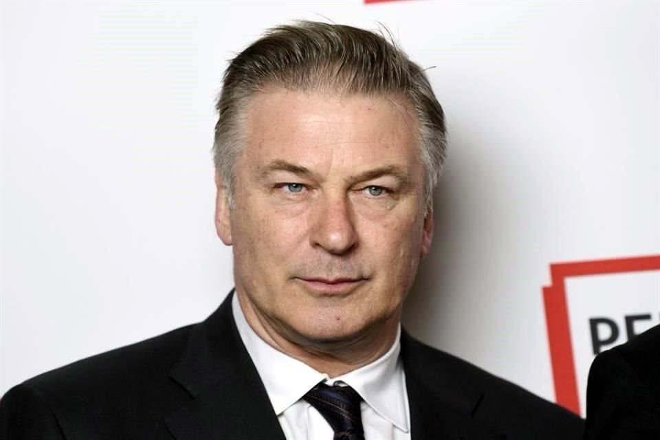 La fiscal de distrito encargada del caso del tiroteo en el set de 'Rust', cree que Alec Baldwin pudo no haber disparado el arma que mató a Halyna Hutchins.