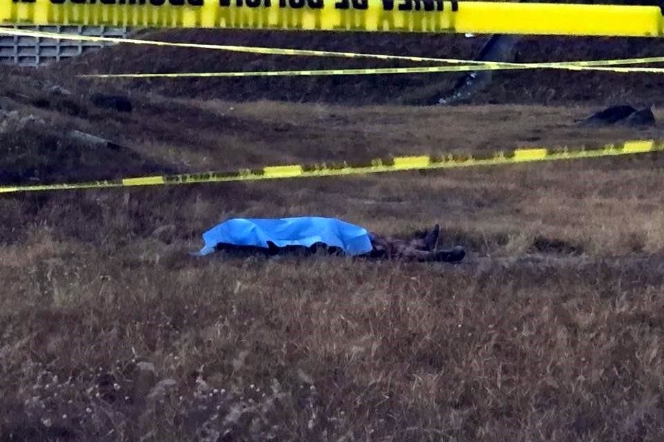 Abandonado y semi calcinado fue hallado el cuerpo de un hombre, en el nodo vial de Carretera a Chapala y Carretera a El Salto.