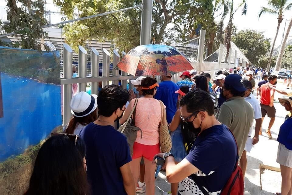 Los aficionados reclamaron a los elementos de seguridad la falta de organización.