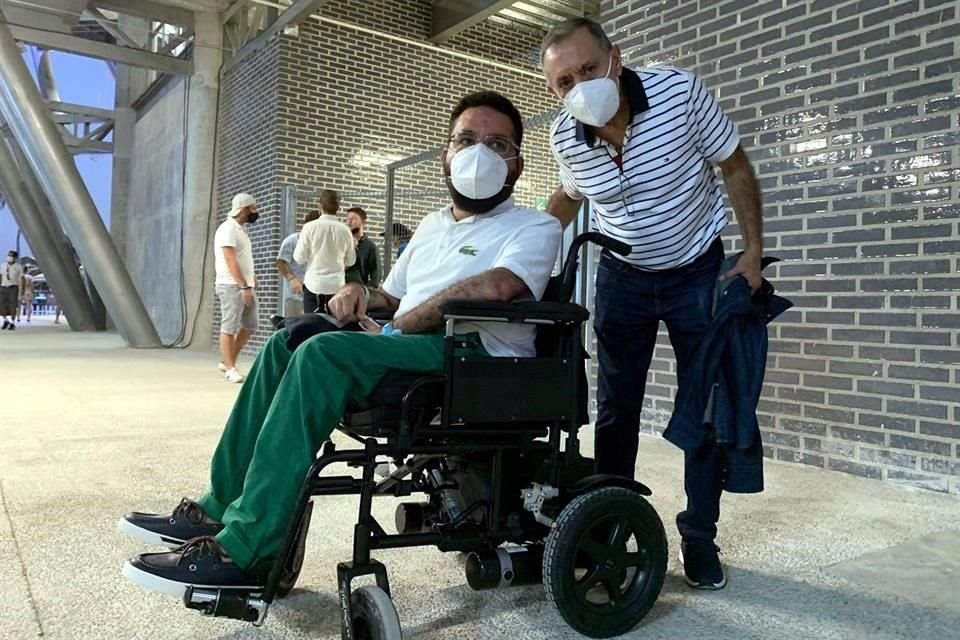 Este aficionado tuvo que esperar una hora para poder recibir la silla para la persona que lo acompaña.