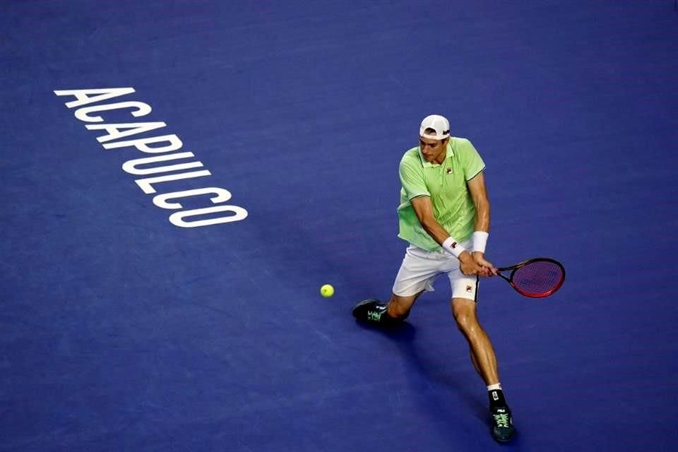 John Isner batalló, pero al final echó al español y avanzó a la siguiente ronda en Acapulco.