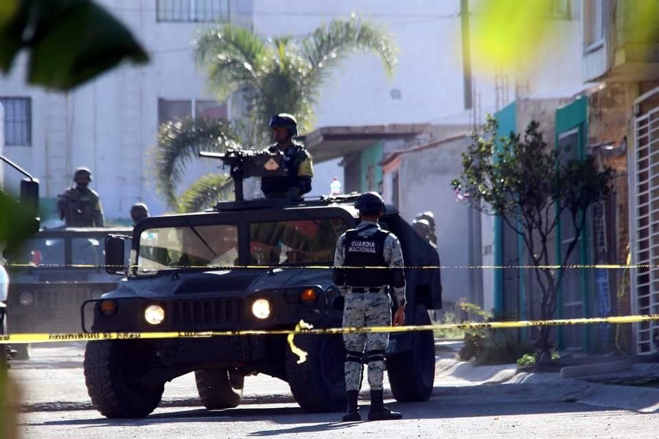 Al sitio llegaron agentes de la Fiscalía, del IJCF y de la Guardia Nacional para trabajar en el lugar.