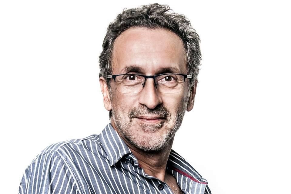 En Los Ojos del Perro Siberiano, Antonio Santa Ana reflexiona sobre el SIDA, la muerte, le discriminación y la soledad.