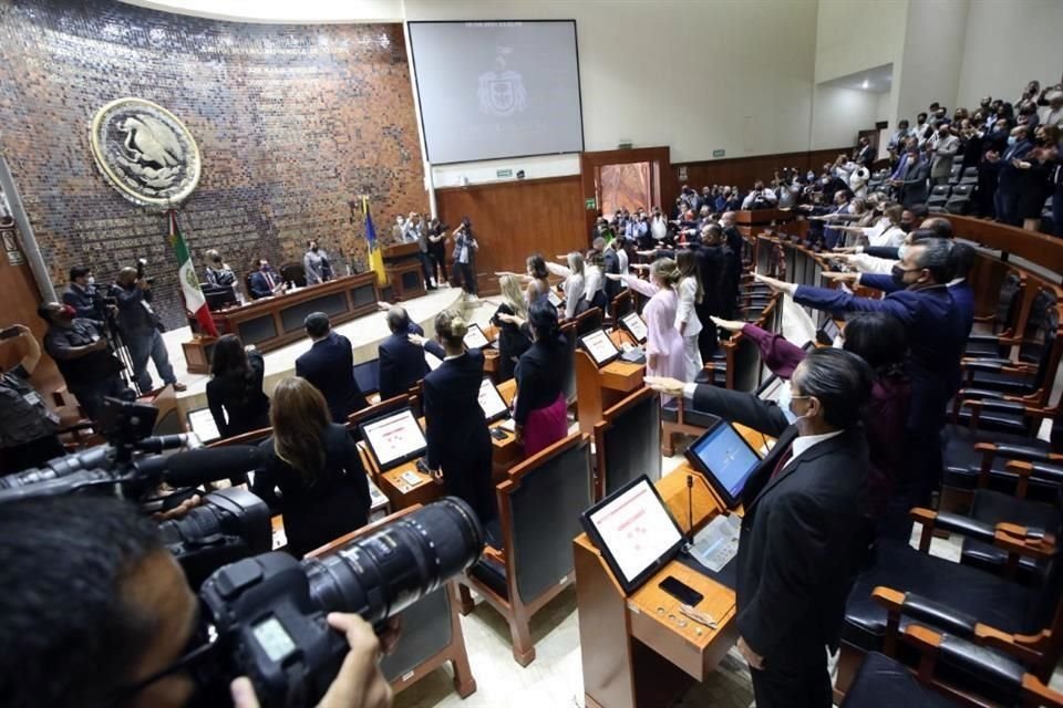 Para evitar que la nómina de base 'engorde', en el Congreso pretendían correr a 96 supernumerarios, pero 27 de ellos la libraron. 