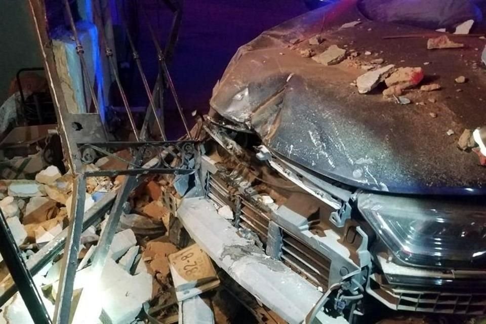 Dos hombres fueron detenidos luego de chocar contra una casa en la Colonia Echeverría, a bordo del vehículo que uno de ellos había robado.