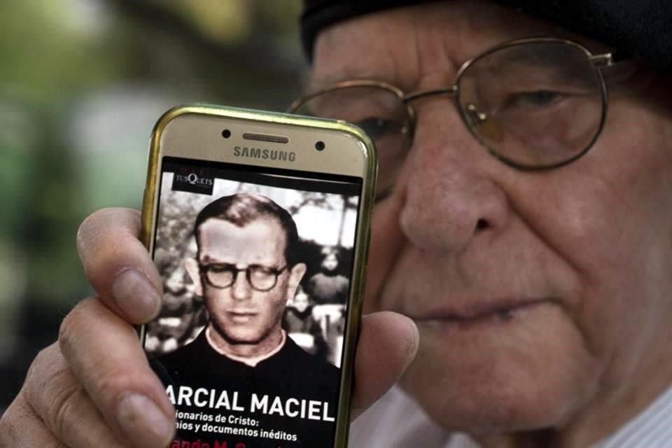 José Barba, uno de los ocho denunciantes originales muestra una foto de Marcial Maciel, quien murió en 2008.