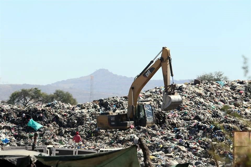 Los malos olores de la basura cubren fraccionamientos cercanos a los vertederos.