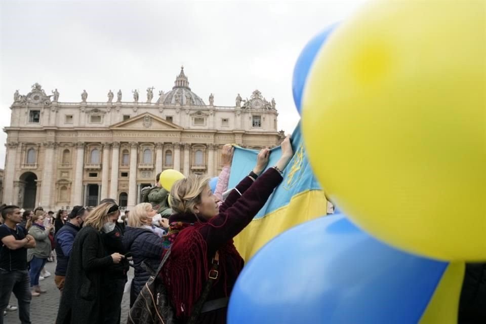 Creyentes ucranianos llevaon el domingo banderas al Vaticano para orar por la paz.