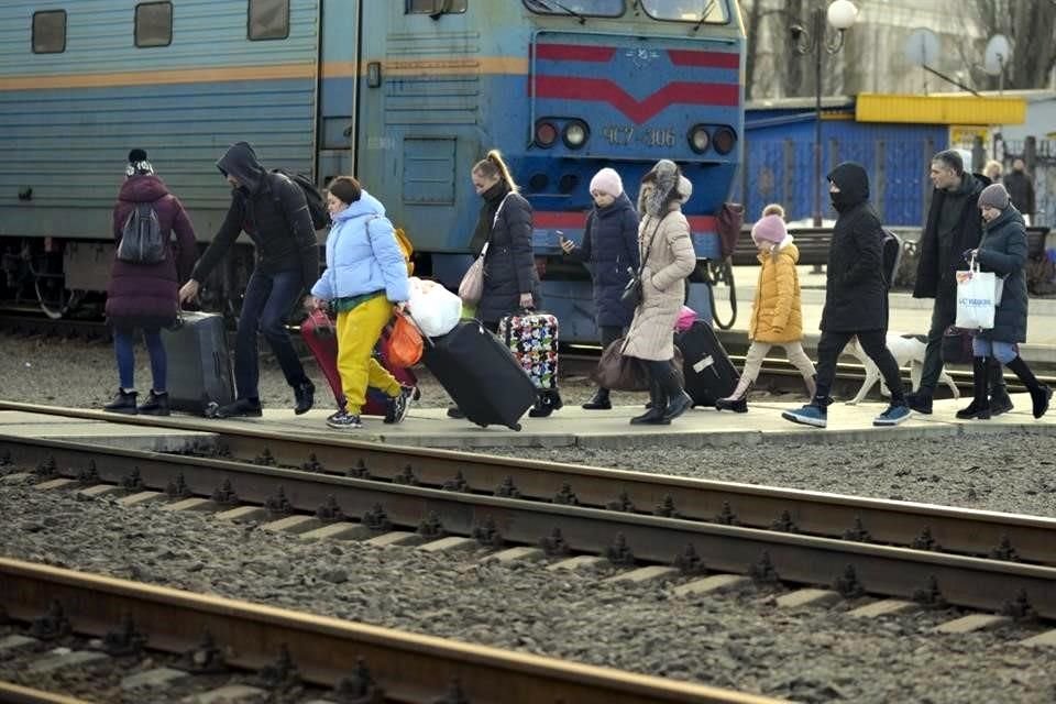 Personas caminan cerca Kramatorsk, en Donetsk, para abordar un tren a Kiev.