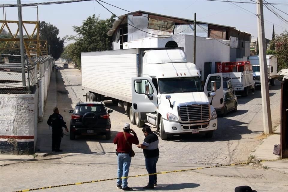 Uno de los tráileres fue recuperado en la Calle Santa Inés, a la altura de Carretera a Chapala, en la Colonia Felipe Ángeles, en Tlaquepaque