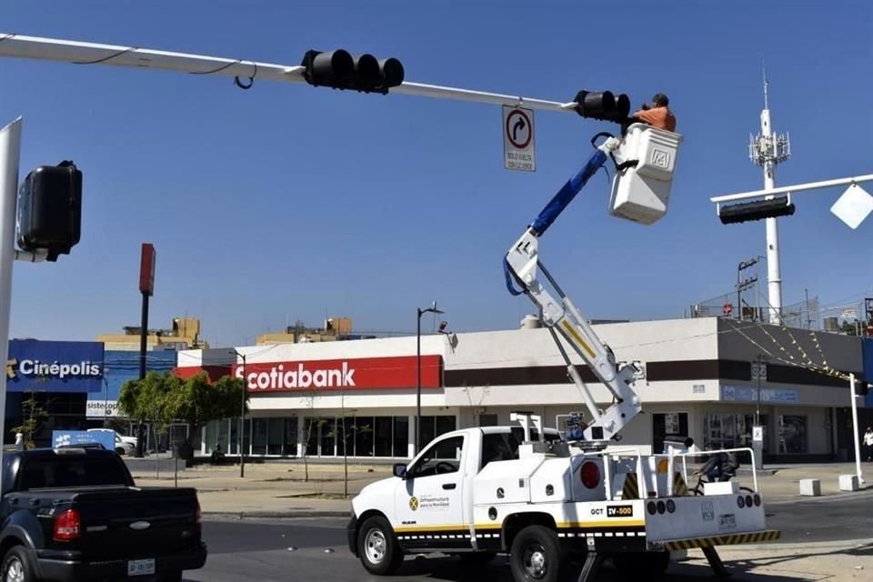 La reubicación de los semáforos fue para intentar agilizar la circulación de la glorieta, a la altura de la Calle Carlos Pereira.