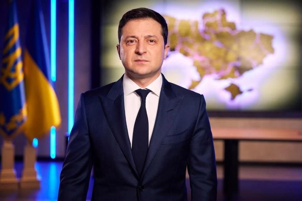 El Presidente ucraniano, Volodymyr Zelensky, firmó el decreto que llama a las personas a incorporarse al Ejército.