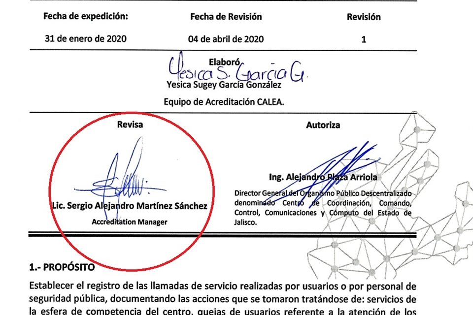 En el documento firmado por Martínez Sánchez aparece como licenciado, pese a no tener título.