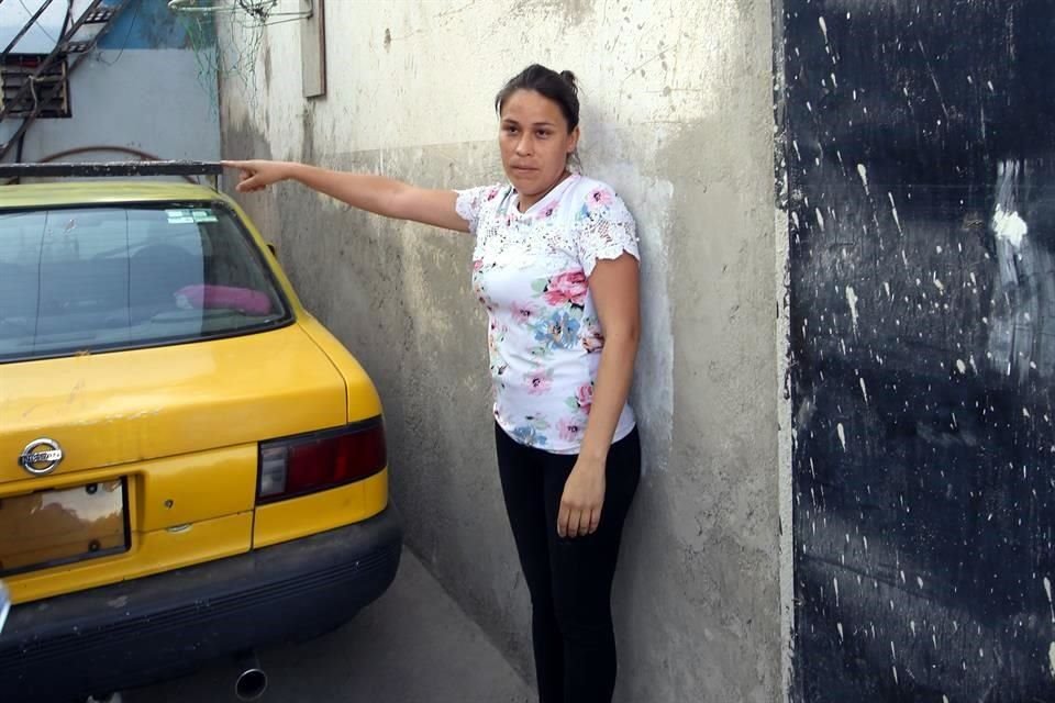Elizabeth García muestra hasta dónde subió el agua.